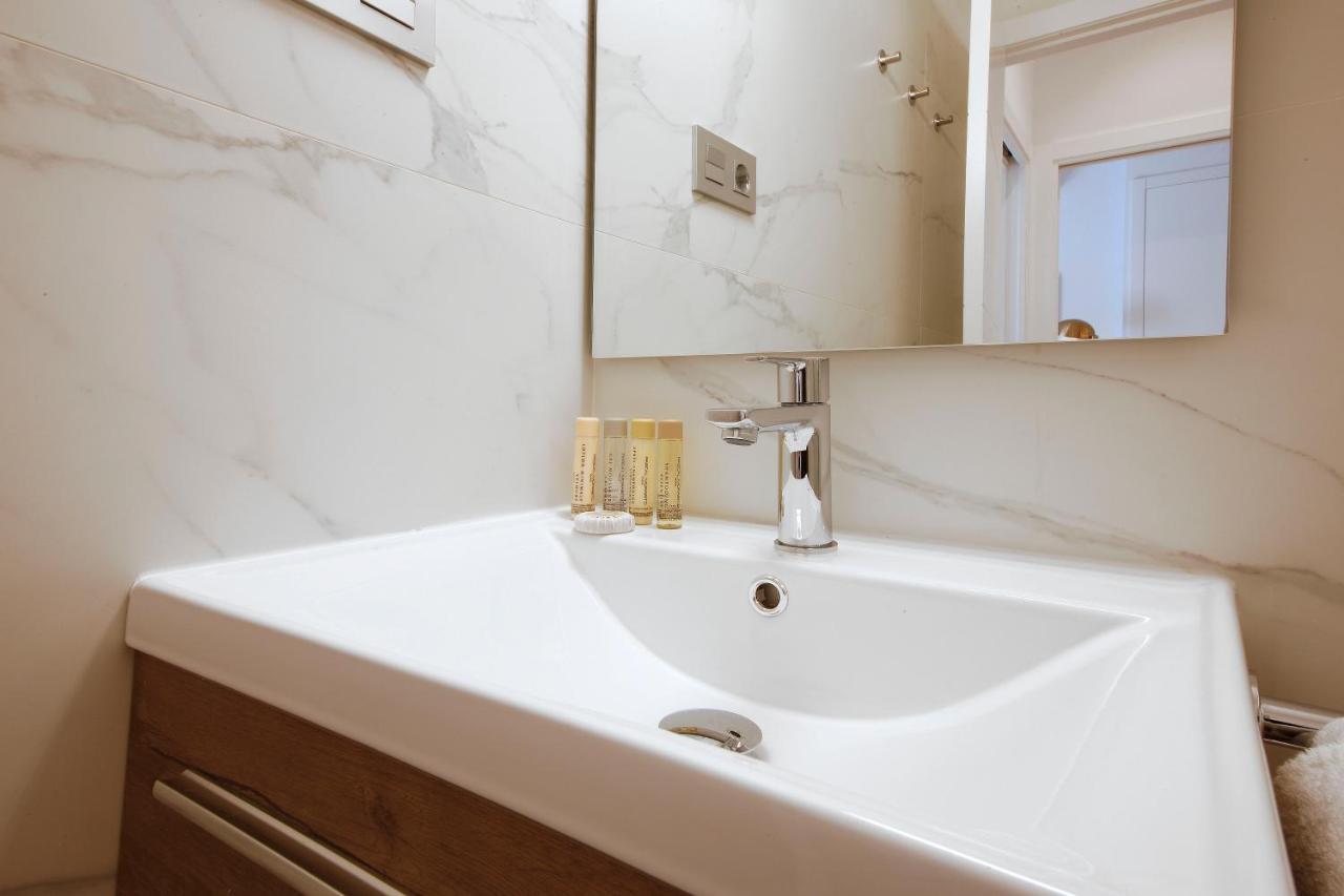 Tirso Suite Madrid Exterior photo